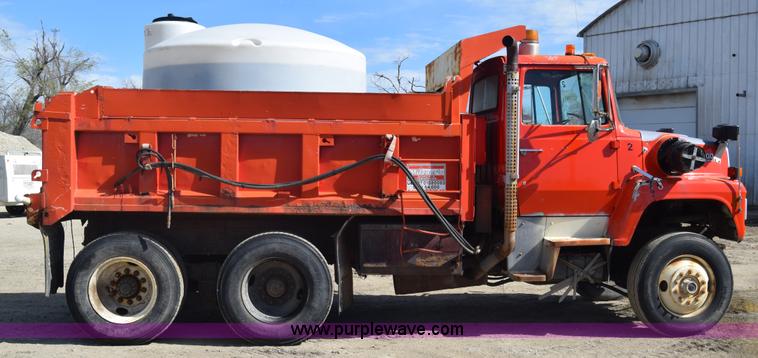image for item K4285 1989 Ford LNT8000 dump truck