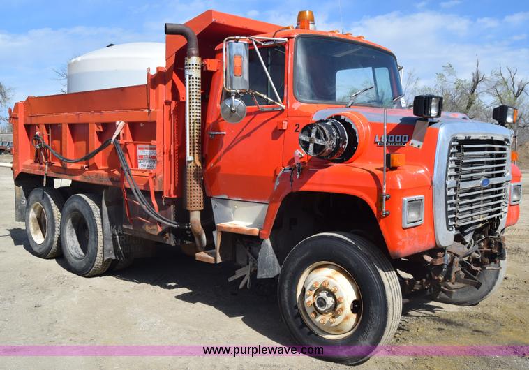 image for item K4285 1989 Ford LNT8000 dump truck