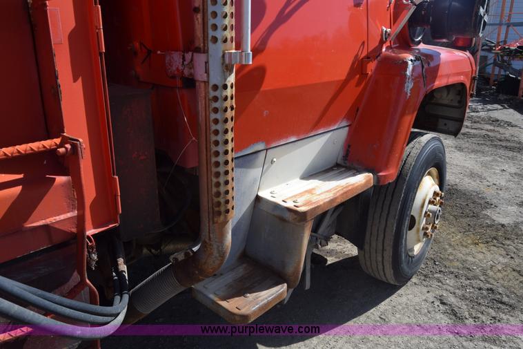 image for item K4285 1989 Ford LNT8000 dump truck