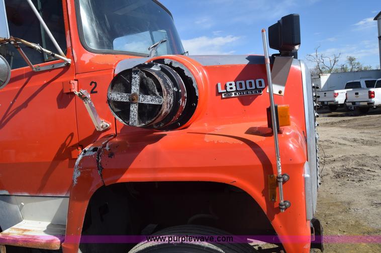 image for item K4285 1989 Ford LNT8000 dump truck
