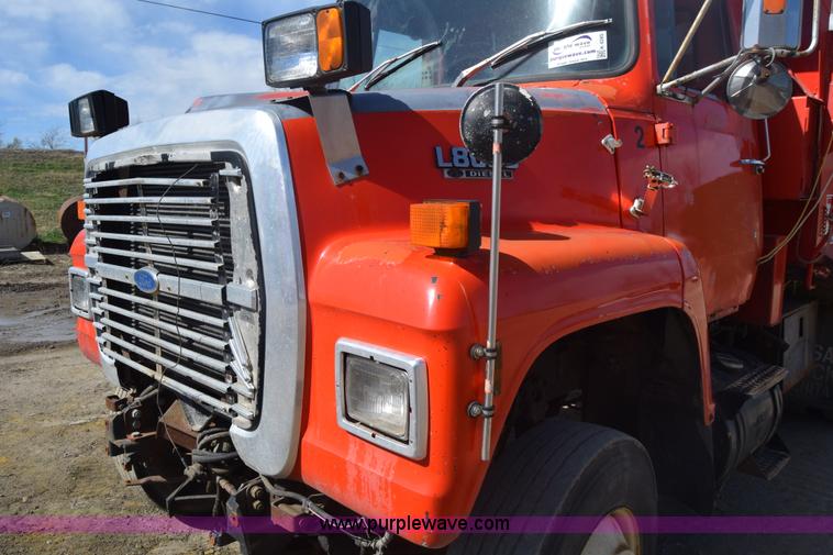 image for item K4285 1989 Ford LNT8000 dump truck