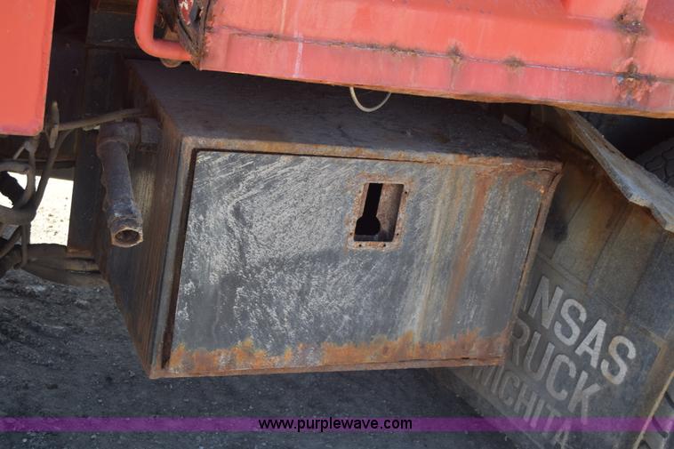 image for item K4285 1989 Ford LNT8000 dump truck