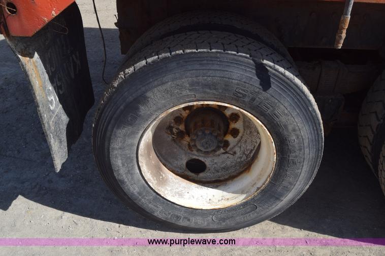 image for item K4285 1989 Ford LNT8000 dump truck