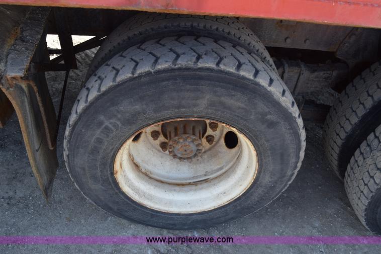 image for item K4285 1989 Ford LNT8000 dump truck