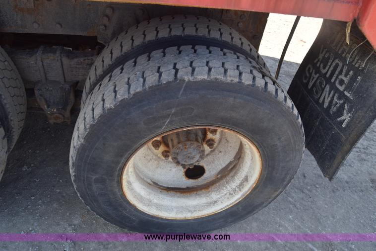 image for item K4285 1989 Ford LNT8000 dump truck