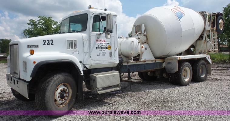 image for item K4599 1998 International Paystar 5000 mixer truck