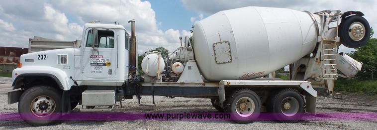 image for item K4599 1998 International Paystar 5000 mixer truck