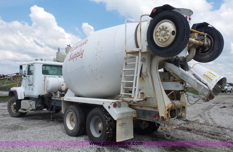 image for item K4599 1998 International Paystar 5000 mixer truck