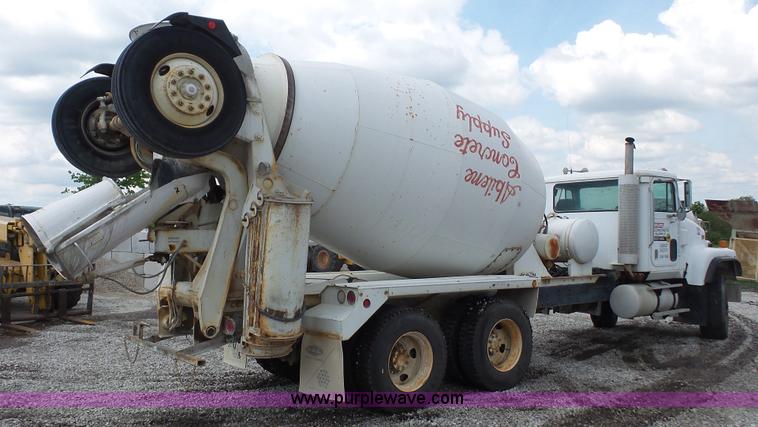 image for item K4599 1998 International Paystar 5000 mixer truck