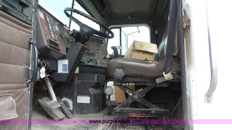 image for item K4599 1998 International Paystar 5000 mixer truck