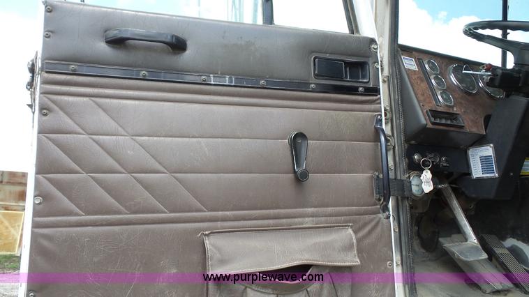 image for item K4599 1998 International Paystar 5000 mixer truck