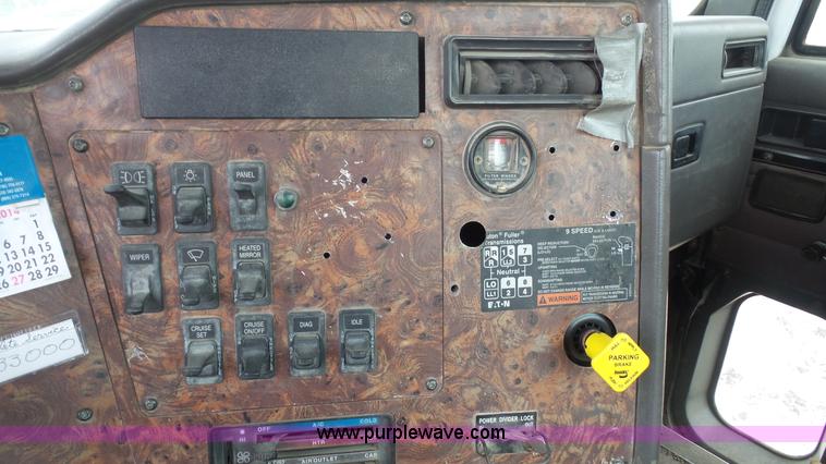 image for item K4599 1998 International Paystar 5000 mixer truck