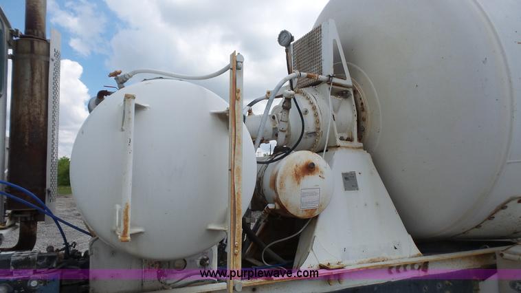 image for item K4599 1998 International Paystar 5000 mixer truck