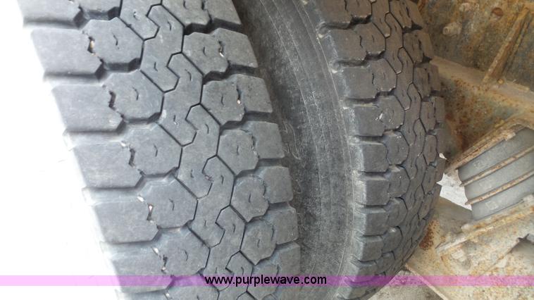 image for item K4599 1998 International Paystar 5000 mixer truck