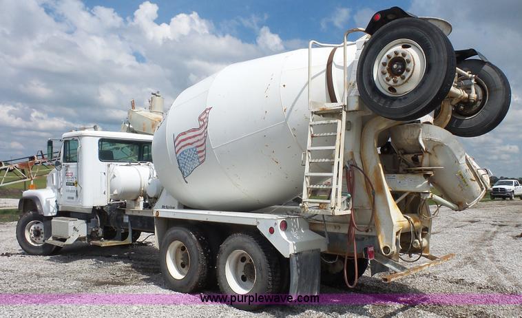 image for item K4602 1998 International Paystar 5000 mixer truck