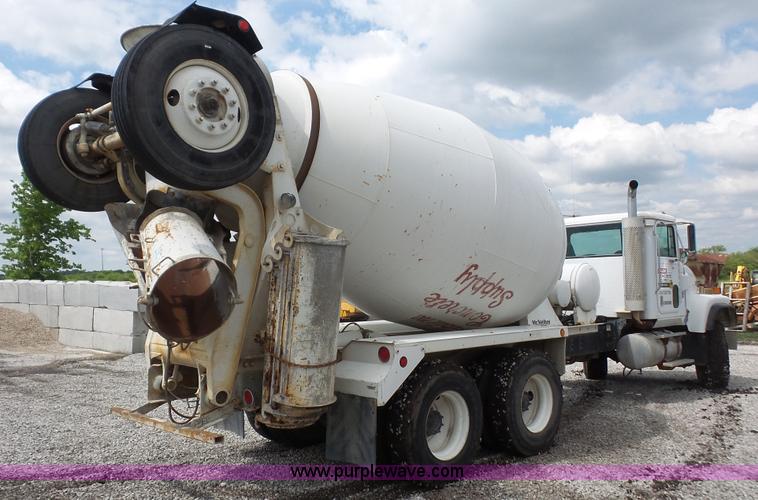 image for item K4602 1998 International Paystar 5000 mixer truck