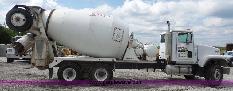 image for item K4602 1998 International Paystar 5000 mixer truck