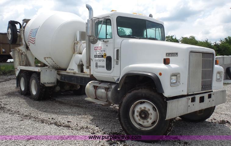 image for item K4602 1998 International Paystar 5000 mixer truck