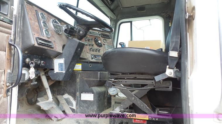 image for item K4602 1998 International Paystar 5000 mixer truck