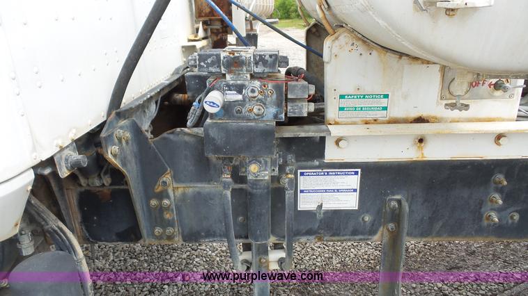 image for item K4602 1998 International Paystar 5000 mixer truck