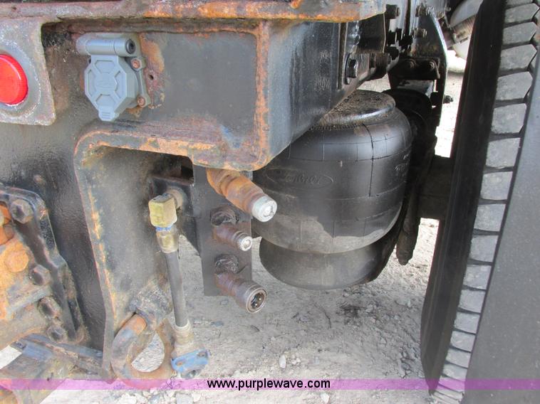 image for item K4688 2005 Peterbilt PB335 dump truck