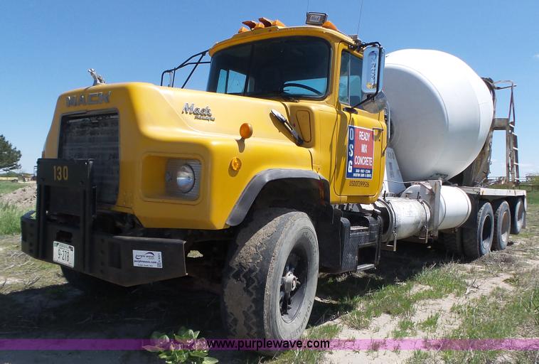 image for item K8291 1994 Mack Maxidyne DM690S mixer truck