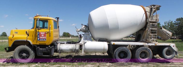 image for item K8291 1994 Mack Maxidyne DM690S mixer truck