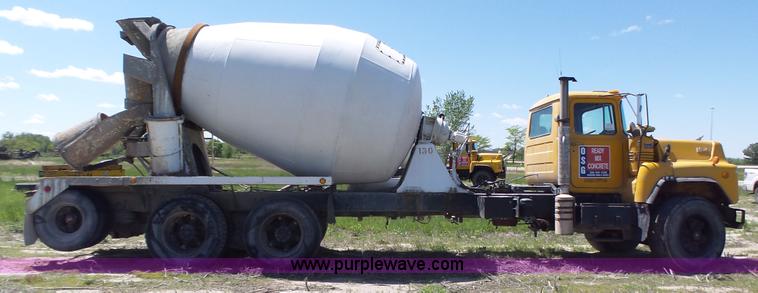 image for item K8291 1994 Mack Maxidyne DM690S mixer truck