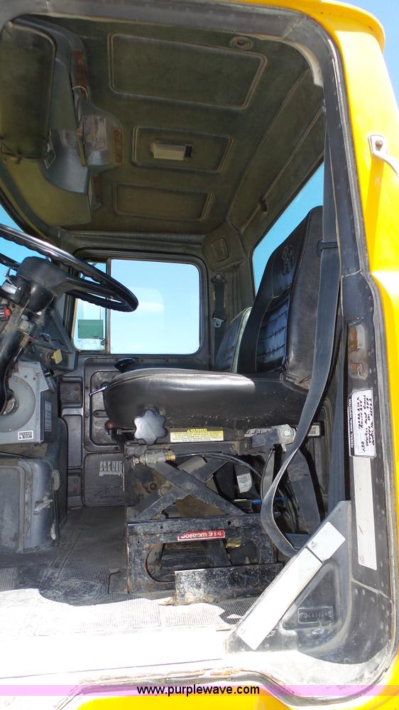 image for item K8291 1994 Mack Maxidyne DM690S mixer truck