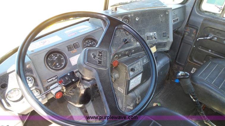 image for item K8291 1994 Mack Maxidyne DM690S mixer truck