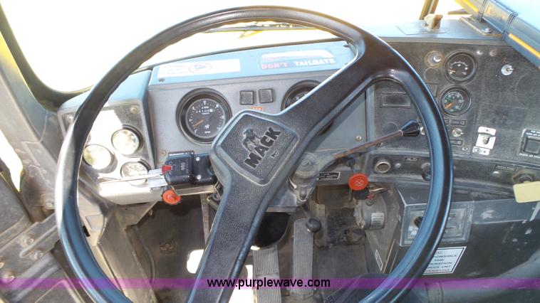 image for item K8291 1994 Mack Maxidyne DM690S mixer truck