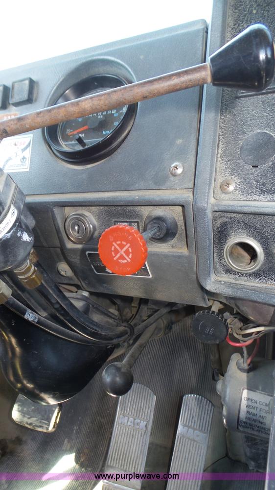 image for item K8291 1994 Mack Maxidyne DM690S mixer truck