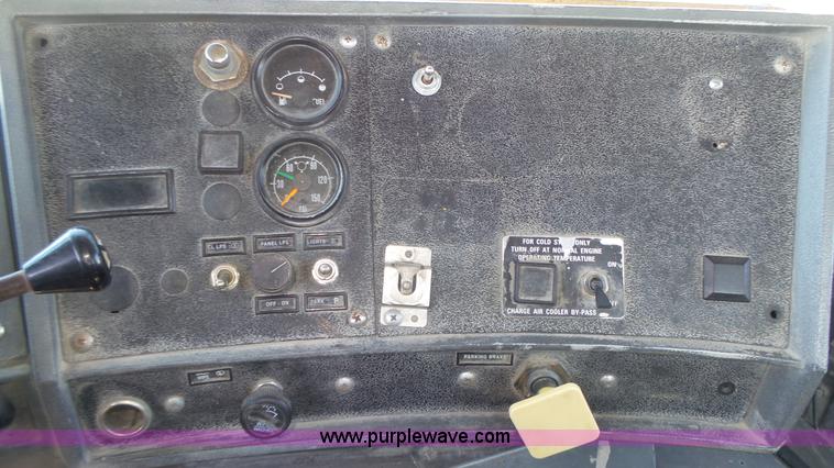 image for item K8291 1994 Mack Maxidyne DM690S mixer truck