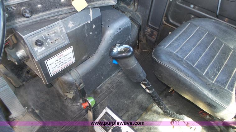 image for item K8291 1994 Mack Maxidyne DM690S mixer truck