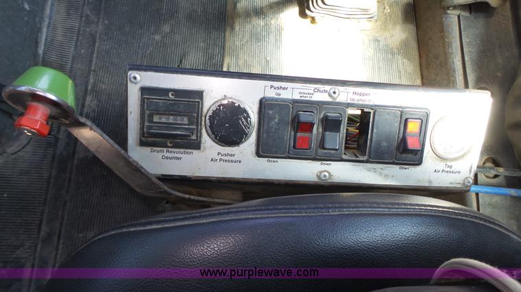 image for item K8291 1994 Mack Maxidyne DM690S mixer truck