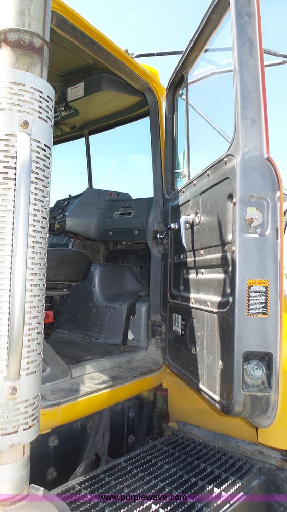 image for item K8291 1994 Mack Maxidyne DM690S mixer truck