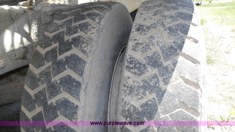 image for item K8291 1994 Mack Maxidyne DM690S mixer truck