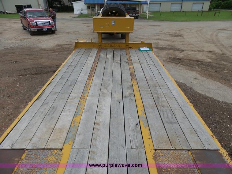 image for item L1536 2000 Interstate G20DT equipment trailer