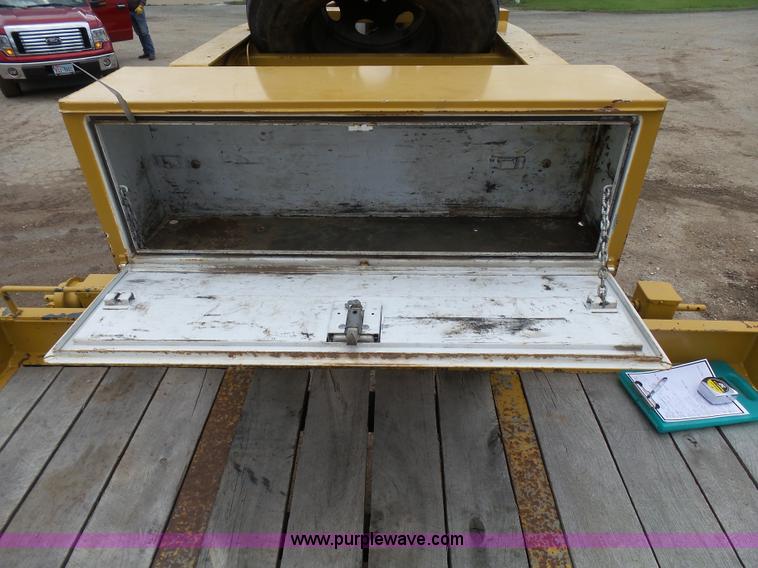 image for item L1536 2000 Interstate G20DT equipment trailer