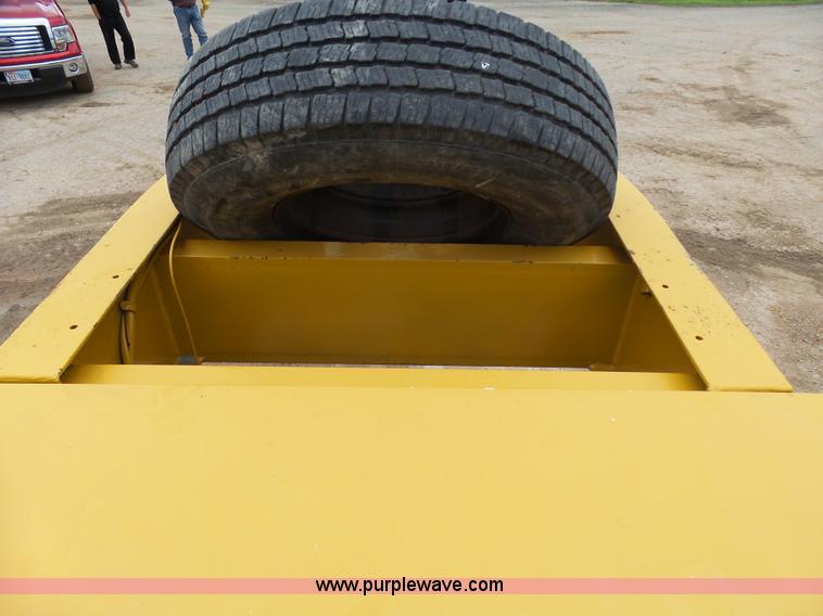 image for item L1536 2000 Interstate G20DT equipment trailer