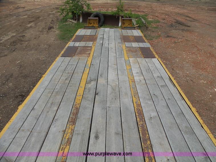 image for item L1536 2000 Interstate G20DT equipment trailer