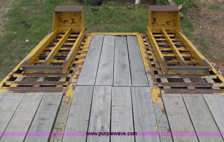 image for item L1536 2000 Interstate G20DT equipment trailer