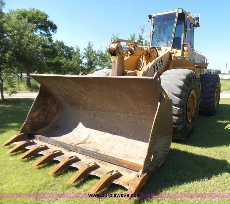 image for item L1537 1996 John Deere 744E wheel loader