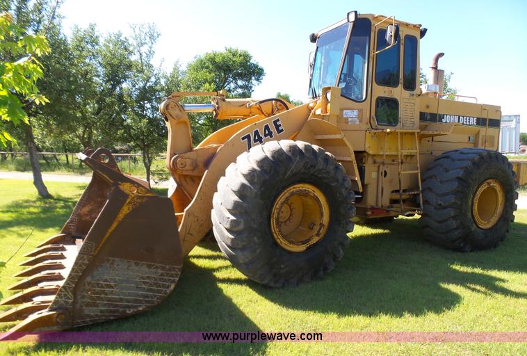 image for item L1537 1996 John Deere 744E wheel loader