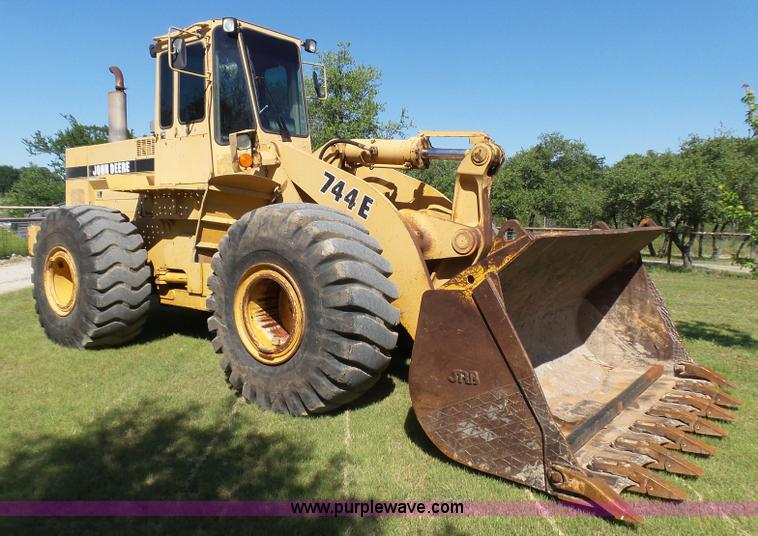 image for item L1537 1996 John Deere 744E wheel loader