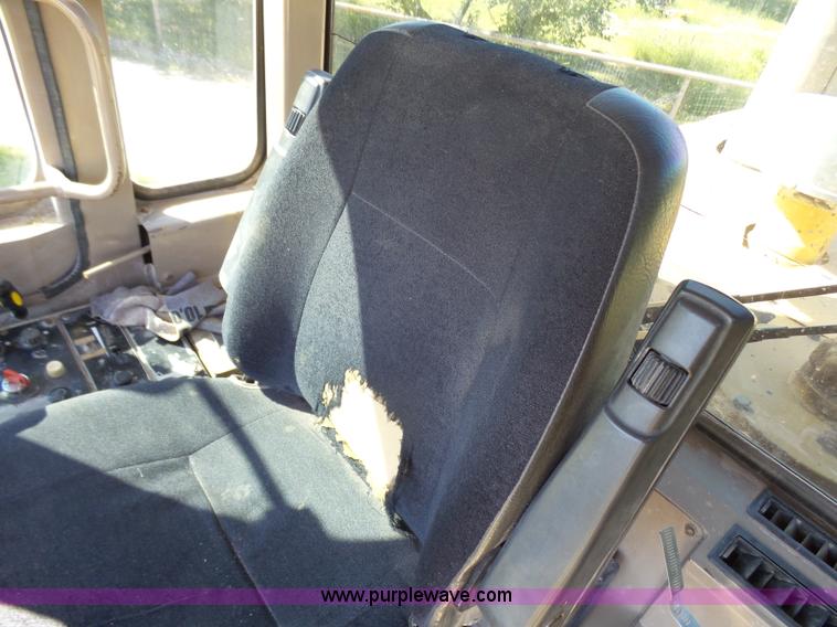 image for item L1537 1996 John Deere 744E wheel loader