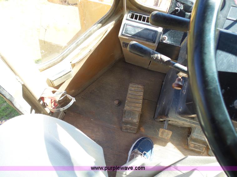 image for item L1537 1996 John Deere 744E wheel loader