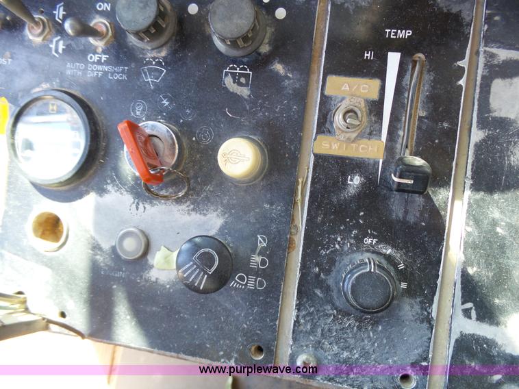 image for item L1537 1996 John Deere 744E wheel loader