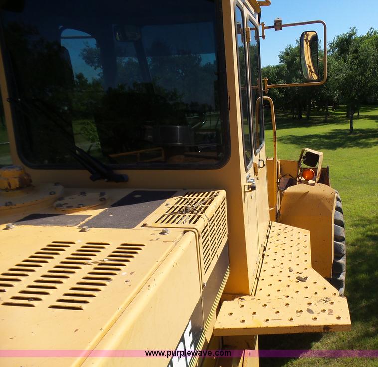 image for item L1537 1996 John Deere 744E wheel loader