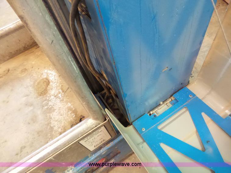 image for item L6064 2005 Genie GR15 scissor lift